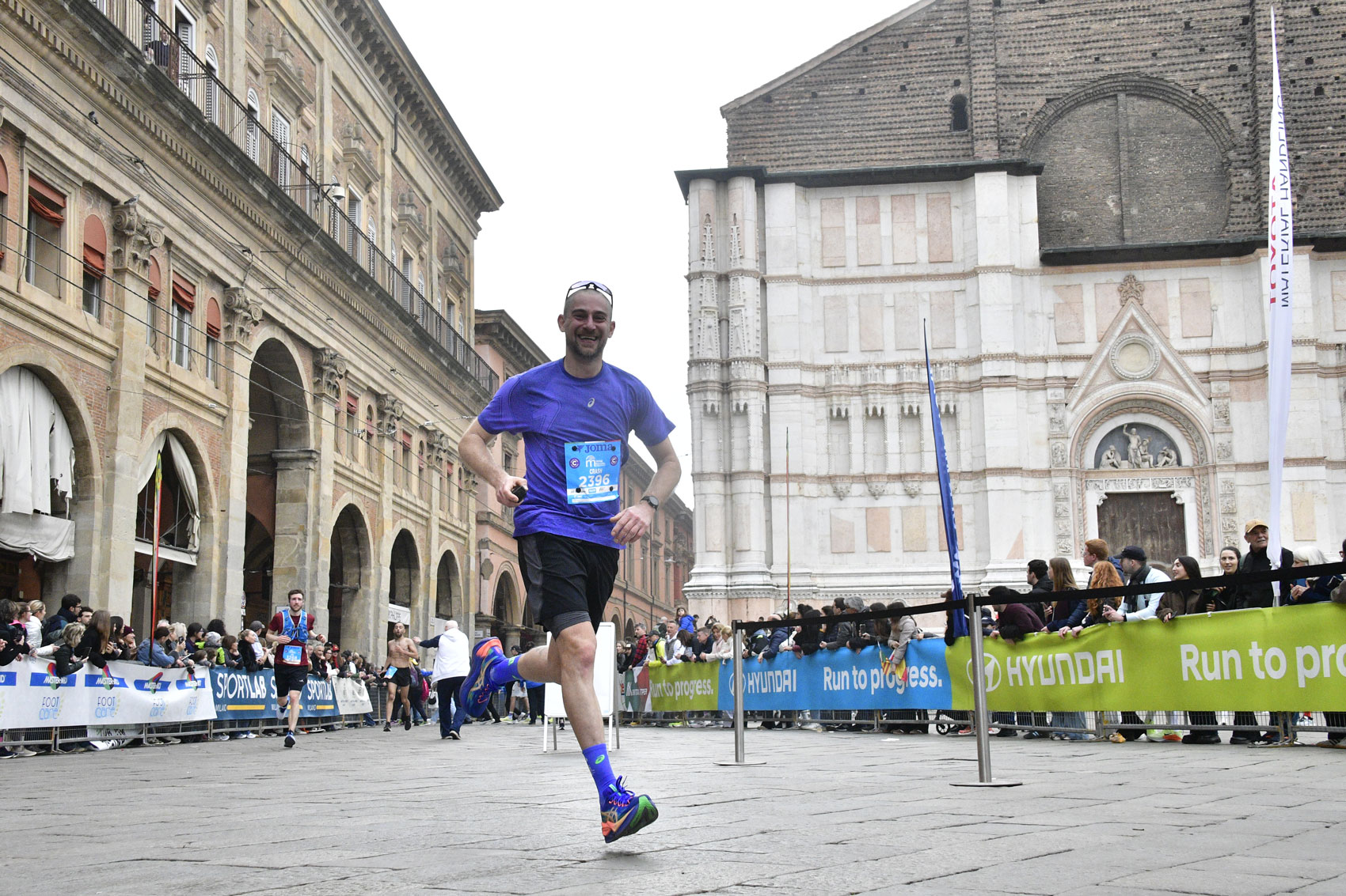 IMG_1854.JPG Davide Crescenzo durante la Bologna Marathon, tappa di HypER 5